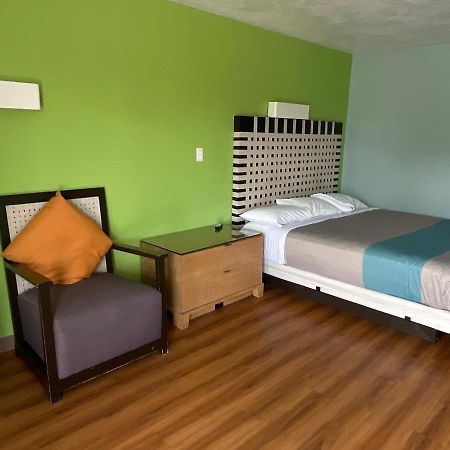 Country Yard Inn And Suites سايكستون المظهر الخارجي الصورة