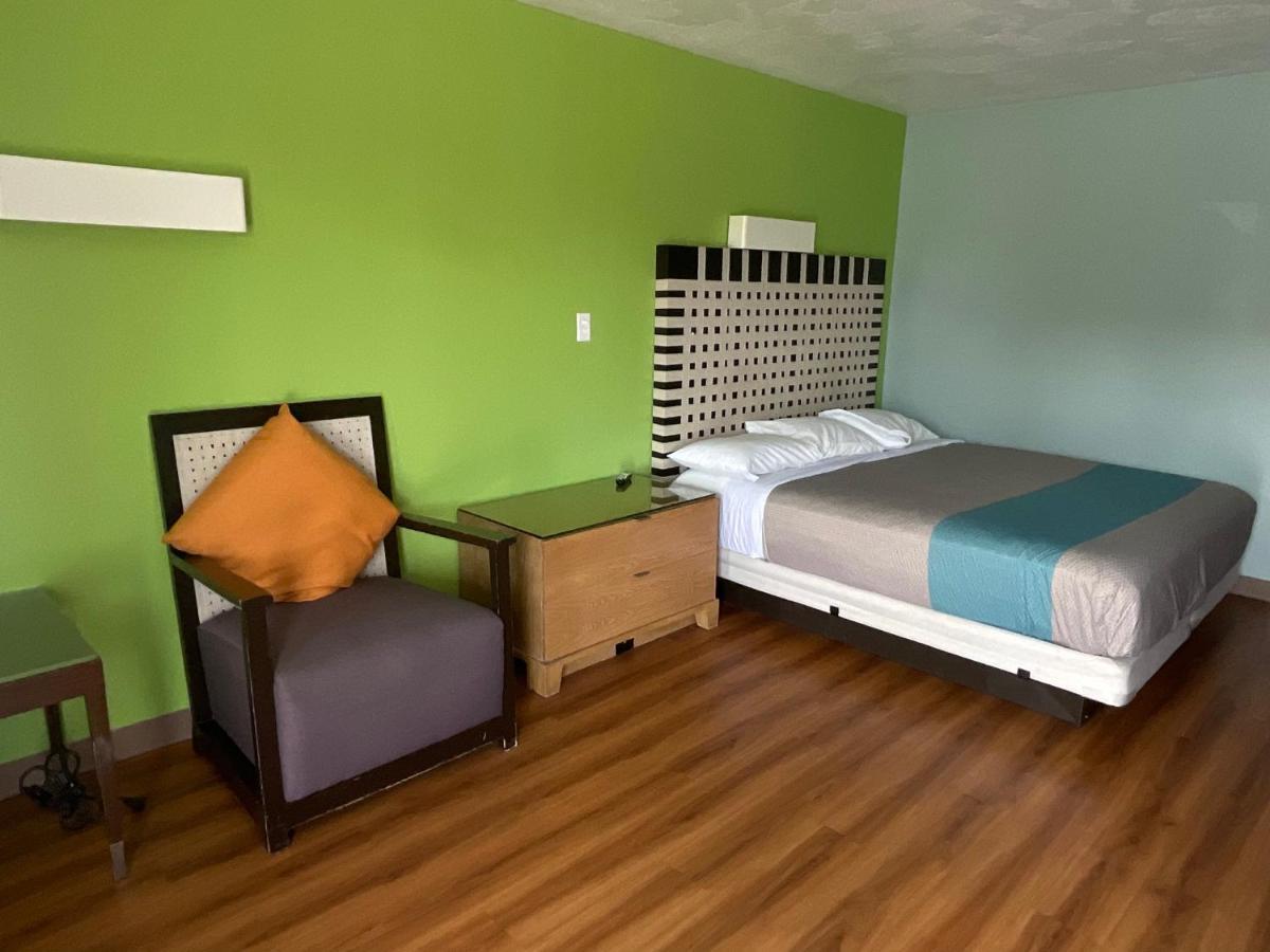 Country Yard Inn And Suites سايكستون المظهر الخارجي الصورة