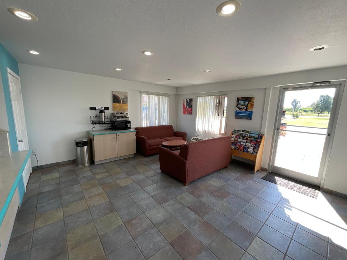 Country Yard Inn And Suites سايكستون المظهر الخارجي الصورة