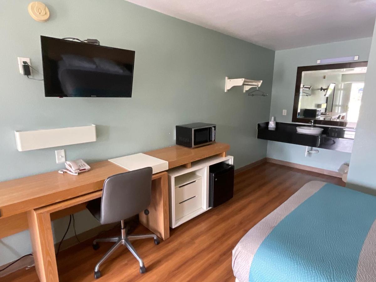 Country Yard Inn And Suites سايكستون المظهر الخارجي الصورة