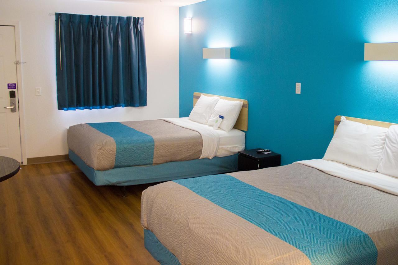 Country Yard Inn And Suites سايكستون المظهر الخارجي الصورة