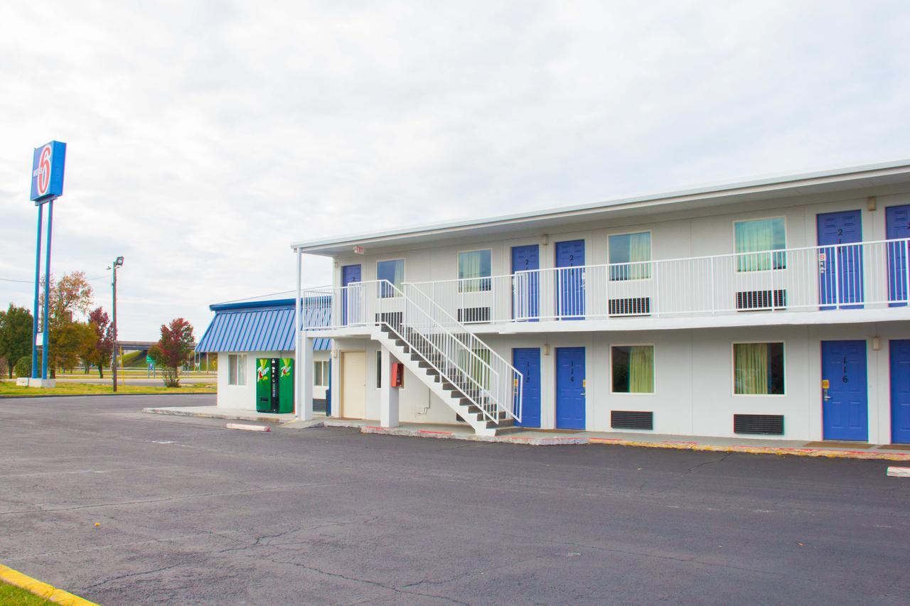 Country Yard Inn And Suites سايكستون المظهر الخارجي الصورة