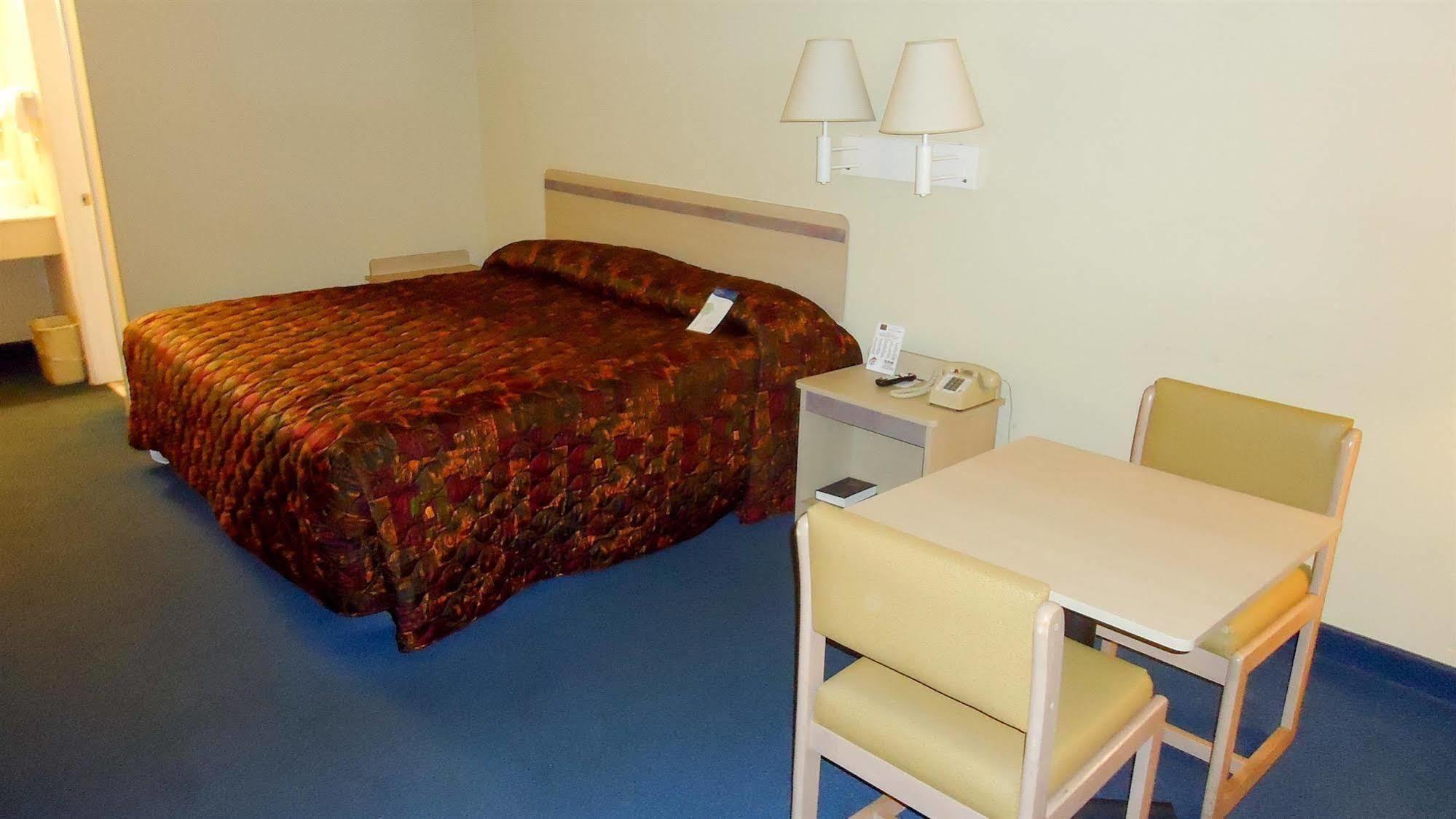 Country Yard Inn And Suites سايكستون المظهر الخارجي الصورة