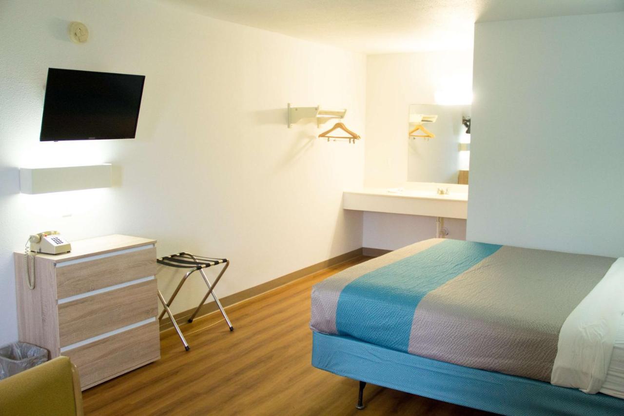Country Yard Inn And Suites سايكستون المظهر الخارجي الصورة