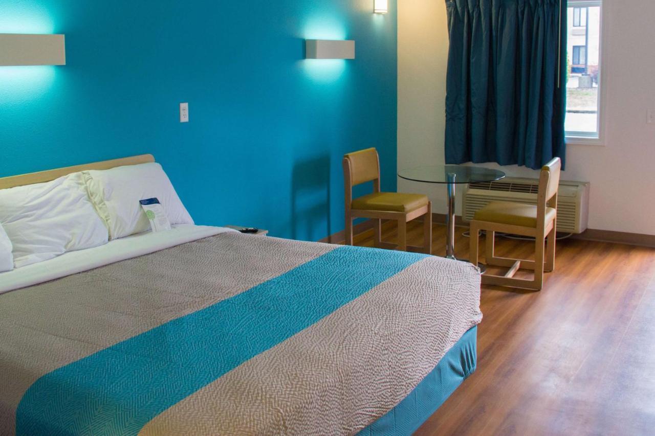 Country Yard Inn And Suites سايكستون المظهر الخارجي الصورة